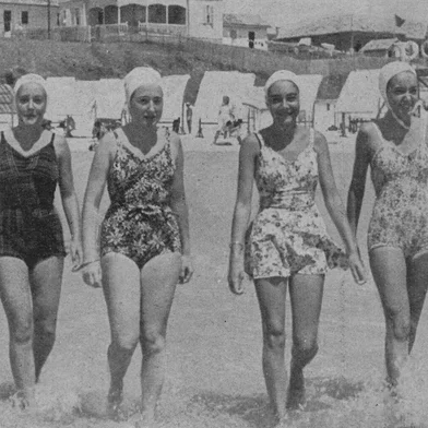 Banhistas em Torres em 1942<!-- NICAID(15967998) -->