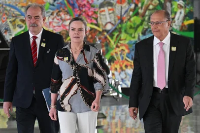Brazilian Vice President-elect Geraldo Alckmin (R) arrives to a press conference next to President of the Workers Party Gleisi Hoffmann (C) and former senator Aloizio Mercadante (L), after a meeting with President's Bolsonaro Chief of Staff Ciro Nogueira to discuss the rules of the transition government at the Planalto Palace in Brasilia, on November 3, 2022. (Photo by EVARISTO SA / AFP)<!-- NICAID(15254745) -->