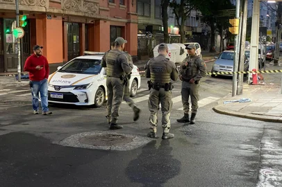 Alberi Neto / Agência RBS Discussão termina com dois homens baleados no centro de Porto Alegre<!-- NICAID(16165511) -->