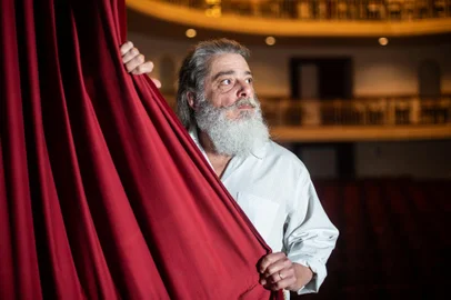 PORTO ALEGRE, RS, BRASIL - 2023.08.15 - Luiz Marenco prepara apresentação do espetáculo “Cantador”, no Theatro São Pedro. (Foto: ANDRÉ ÁVILA/ Agência RBS)Indexador: Andre Avila<!-- NICAID(15511261) -->