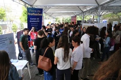 27.09.2025 - PORTO ALEGRE, RS, BRASIL - UFCSPA - Estudantes secundaristas, visitam a iniversidade.FOTO; RONALDO BERNARDI  AG/RBS<!-- NICAID(16134136) -->