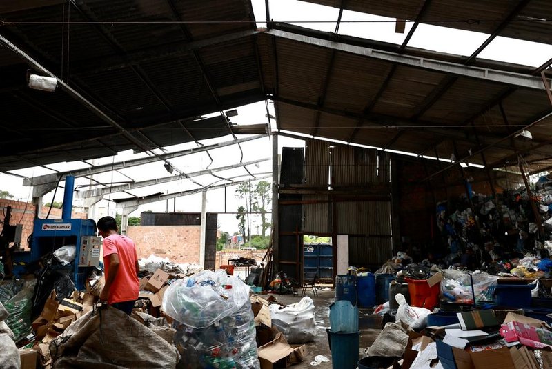 PORTO ALEGRE, RS, BRASIL - 05/04/2024 -  Demora em liberação de recurso prejudica reciclagem em Porto Alegre. Na imagem a unidade de triagem Santíssima, precisa de reforma desde temporal de janeiro. FOTO: JEFFERSON BOTEGA, AGÊNCIA RBS<!-- NICAID(15726645) -->