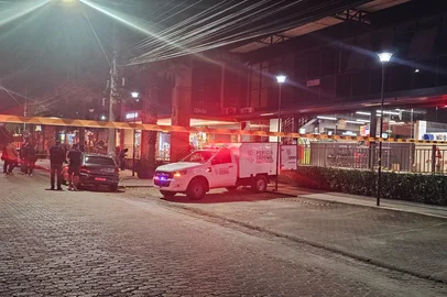 Airton Lemos / Grupo RBS Três homens morreram, na noite desta segunda-feira (10), após um assalto a um estabelecimento comercial no bairro Jardim Algarve, em Alvorada, na Região Metropolitana. <!-- NICAID(16343968) -->