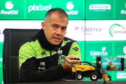 CAXIAS DO SUL, RS, BRASIL, 03/06/2022. Treino do Juventude, no estádio Alfredo Jaconi. Na foto, o técnico Eduardo Baptista em entrevista coletiva antes do treino. (Bruno Todeschini/Agência RBS)<!-- NICAID(15114447) -->