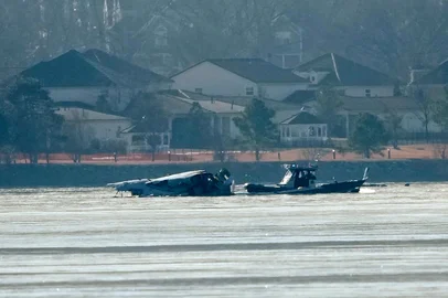 Emergency Crews Respond To Aircraft Crash Near Reagan National AirportARLINGTON, VIRGINIA - JANUARY 30: Emergency response units search the crash site of an American Airlines plane on the Potomac River after an accident last night while on approach to Reagan National Airport on January 30, 2025 in Arlington, Virginia. The American Airlines flight from Wichita, Kansas collided midair with a military Black Hawk helicopter while on approach to Ronald Reagan Washington National Airport. According to reports, there were no survivors among the 67 people on both aircraft.   Andrew Harnik/Getty Images/AFP (Photo by Andrew Harnik / GETTY IMAGES NORTH AMERICA / Getty Images via AFP)Editoria: DISLocal: ArlingtonIndexador: ANDREW HARNIKSecao: transportFonte: GETTY IMAGES NORTH AMERICAFotógrafo: CONTRIBUTOR<!-- NICAID(15964889) -->