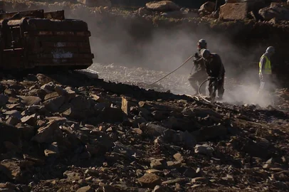 A chegada do Minha Casa Minha Vida à faixa de renda entre R$ 8 mil e R$ 12 mil tem gerado impacto no cenário da construção civil em Caxias do Sul. Desde 5 de maio deste ano, a Caixa Econômica Federal começou a oferecer os empréstimos da nova categoria do programa habitacional voltada à classe média. Com isso, construtoras locais já projetam novos empreendimentos após um período de retração no setor.Lançada em maio, a nova faixa do programa habitacional, de acordo com a comunicação social do Ministério das Cidades, financiou 25 contratos nessa linha, somando R$ 5,6 milhões, em Caxias. No total, o Minha Casa, Minha Vida já beneficiou 7.932 famílias com financiamentos no município, com R$ 1,25 bilhão investido em todas as faixas nos últimos três anos, sendo 25% dessas moradias destinadas a famílias da Faixa I do programa. Na imagem, obras da Viezzer.<!-- NICAID(16142138) -->