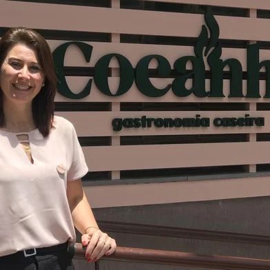 Indianara Piva, proprietária do restaurante Cocanha. <!-- NICAID(14962354) -->