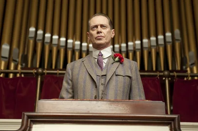 A HBO estreia neste domingo, às xxh, a terceira temporada de Boardwalk Empire _ O Império do Contrabando, a bem-sucedida série ganhadora de quatro prêmios Emmy. Criada por Terrence Winter (roteirista de Família Soprano), dirigida e produzida por Martin Scorses, a série dramática narra a vida de Enoch Thompson (Steve Buscemi), o imbatível todo-poderoso de Atlantic City, em um período em que a Lei Seca passou a ser uma das principais causas do crescimento do crime organizado nos Estados Unidos. Com 12 episódios de uma hora, a terceira temporada se passa 16 meses após a virada do Ano Novo de 1922 para 1923. Embora a economia estivesse prosperando, o álcool tornou-se escasso, a competição crescia e a violência dos gângsteres piorava. Neste cenário, Nucky enfrenta novos adversários na figura de Gyp Rosetti (Bobby Cannavale, novo integrante do elenco), que estabelece uma nova barreira estratégica entre Nova York e Atlantic City em uma tentativa de acabar com o comércio de álcool comandado por Nucky. <!-- NICAID(8684564) -->