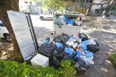 PORTO ALEGRE, RS, BRASIL, 01/06/2023- Containers lotados na Rua Freire Alemão. Foto: Lauro Alves  / Agencia RBS<!-- NICAID(15444728) -->