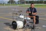 VÍDEO: para tocar bateria sem incomodar, estacionamento vira estúdio e ensaio se torna show ao ar livre