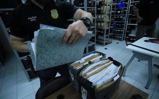 PORTO ALEGRE, RS, BRASIL, 08/05/2025-A Polícia Civil deflagrou na manhã desta quinta-feira (8) a Operação Malus Doctor, que investiga um grupo de advogados suspeito de fraudar procurações judiciais para contratar empréstimos em nome de clientes e lesar instituições financeiras com processos fraudulentos. Estima-se que o grupo tenha movimentado R$ 50 milhões. Foto: Ronaldo Bernardi / Agencia RBS<!-- NICAID(16032640) -->