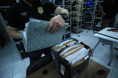 PORTO ALEGRE, RS, BRASIL, 08/05/2025-A Polícia Civil deflagrou na manhã desta quinta-feira (8) a Operação Malus Doctor, que investiga um grupo de advogados suspeito de fraudar procurações judiciais para contratar empréstimos em nome de clientes e lesar instituições financeiras com processos fraudulentos. Estima-se que o grupo tenha movimentado R$ 50 milhões. Foto: Ronaldo Bernardi / Agencia RBS<!-- NICAID(16032640) -->