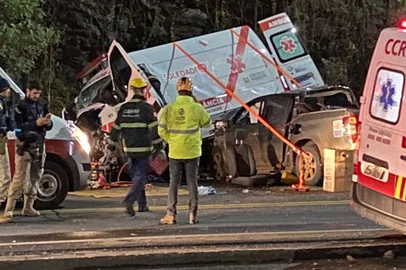 Uma técnica em enfermagem morreu na noite desta quinta-feira (21) em um acidente envolvendo uma ambulância da prefeitura de Soledade e uma caminhonete na BR-386, em Marques de Souza, no Vale do Taquari.<!-- NICAID(15464308) -->