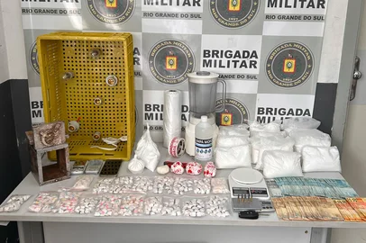 Na manhã desta terça feira, 18 de fevereiro, o 4º Batalhão de Polícia de Choque, prendeu um homem por tráfico de entorpecentes no bairro Floresta, em Caxias do Sul/RS. Durante a operação, além da prisão, foram apreendidos 10,295 kg de cocaína, 1,685 kg de insumos, um veículo, um aparelho celular, R$ 8.304,00 reais, nove munições de cal.22, uma estufa artesanal, um liquidificador, uma prensa artesanal, quatro balanças de precisão, um litro de antimofo, duas malas, um cooler, um rolo de embalagem plástica, um rolo de fita e um estilete.<!-- NICAID(15979282) -->