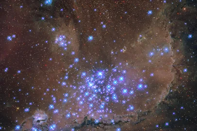 Hubble captura visão ultravioleta única de um aglomerado estelar espetacular<!-- NICAID(15851007) -->
