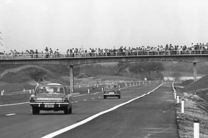 Público e movimento no dia da inauguração da Freeway (BR-290 - Rodovia Oswaldo Aranha) que liga Porto Alegre a Osório.O Presidente Emílio Garrastazu Médici e o ministro Mário David Andreazza inauguraram, na tarde de 26 de setembro de 1973, o trecho Porto Alegre - Osório da BR-290.A cerimônia de inauguração foi junto à Ponte do Guaíba (Ponte Getúlio Vargas).-#ENVELOPE: 91413<!-- NICAID(15544301) -->