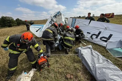 RIO PRETO, SP, BRASIL - 01/07/2025 - Aeronave de instrução caiu em uma área rural, em São José do Rio Preto (SP). FOTO: 13º Grupamento de Bombeiros PMESP / Divulgação<!-- NICAID(16070978) -->