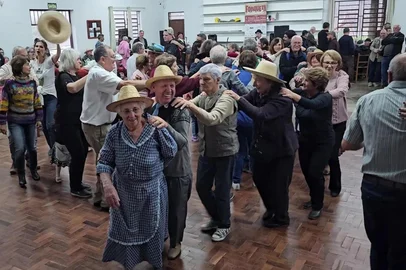 Forqueta Cultural – A Magia dos Filós do mês de junho será no próximo domingo (01/06), às 15h, na comunidade de São Valentin, no interior de Forqueta. Marcando a tradicional alegria dos filós comunitários, a programação gratuita reúne música, dança e fartura à mesa. Aberto à comunidade, o encontro tem animação do Grupo de Filó Felice Personne, com participação especial do Grupo Nani. A realização é do Ponto de Cultura Costurando Sonhos e Varsóvia Educação e Cultura.<!-- NICAID(16046766) -->