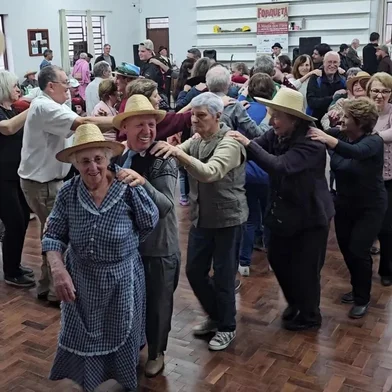 Forqueta Cultural – A Magia dos Filós do mês de junho será no próximo domingo (01/06), às 15h, na comunidade de São Valentin, no interior de Forqueta. Marcando a tradicional alegria dos filós comunitários, a programação gratuita reúne música, dança e fartura à mesa. Aberto à comunidade, o encontro tem animação do Grupo de Filó Felice Personne, com participação especial do Grupo Nani. A realização é do Ponto de Cultura Costurando Sonhos e Varsóvia Educação e Cultura.<!-- NICAID(16046766) -->