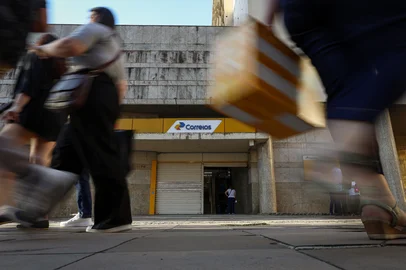 PORTO ALEGRE, RS, BRASIL, 04-12-2025: Agência central dos Correios, na Rua Siqueira Campos. Foto: Bruno Todeschini/Agência RBS.<!-- NICAID(16181460) -->