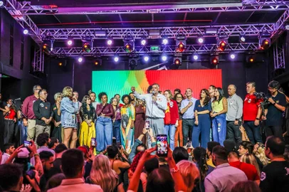Foi com o bar Opinião lotado de militantes e amigos que Paulo Pimenta (PT) comemorou seu aniversário de 61 anos, completados na última quinta-feira (19). O deputado aproveitou a festa, na noite de domingo (22), para lançar sua pré-candidatura a uma das duas vagas ao Senado, e levou para o palco os outros dois nomes já anunciados para a chapa da esquerda: Edegar Pretto (PT), pré-candidato a governador, e Manuela d'Ávila (PSOL), que disputará a segunda cadeira de senadora.<!-- NICAID(16251064) -->