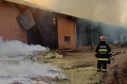 Incêndio em depósito de erva-mate já dura mais de 28 horas em Machadinho<!-- NICAID(15823365) -->