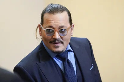 Actor Johnny Depp appears in the courtroom at the Fairfax County Circuit Courthouse in Fairfax, Virginia, on May 27, 2022. - Actor Johnny Depp is suing ex-wife Amber Heard for libel after she wrote an op-ed piece in The Washington Post in 2018 referring to herself as a public figure representing domestic abuse. (Photo by Steve Helber / POOL / AFP)Editoria: CLJLocal: FairfaxIndexador: STEVE HELBERSecao: justice and rightsFonte: POOLFotógrafo: STR<!-- NICAID(15109181) -->
