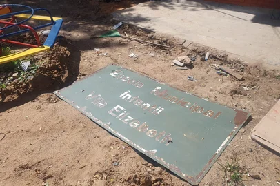 Placa da escola  Vila Elizabeth, no bairro Sarandi, afetada pela enchente em Porto Alegre