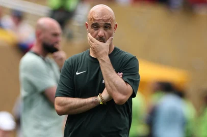 Chelsea's Italian head coach Enzo Maresca reacts during the FIFA Club World Cup 2025 Group D football match between Brazil's CR Flamengo and England's Chelsea at the Lincoln Financial Field stadium in Philadelphia on June 20, 2025. (Photo by CHARLY TRIBALLEAU / AFP)<!-- NICAID(16064499) -->