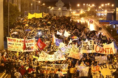 "Em junho de 2013, milhares ocuparam as ruas de dezenas de cidades pelo país, numa onda de protestos que balançou o país".PORTO ALEGRE, RS, BRASIL, 20-06-2013. Manifestação em Porto Alegre (Foto: Jefferson Botega/Agência RBS, GERAL)<!-- NICAID(9497945) -->