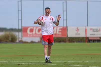 O técnico Paulo Pezzolano comanda treino do Inter no CT Parque Gigante.<!-- NICAID(16210610) -->