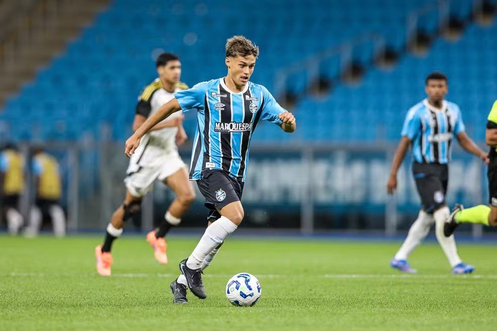 Volante Tiaguinho deve voltar a treinar no Grêmio na próxima semana