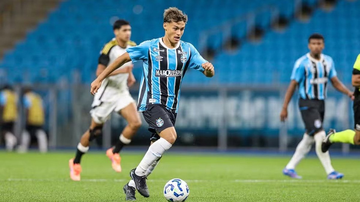 Volante Tiaguinho deve voltar a treinar no Grêmio na próxima semana