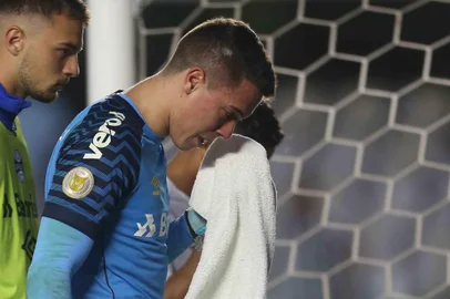 SANTOS X GRÊMIOSP - BRASILEIRÃO/SANTOS X GRÊMIO - ESPORTES - Santos (SP), 10.10.2021 - Santos-Gremio - O goleiro bento. Partida entre Santos e Gremio valida pela 25. rodada do Campeonato Brasileiro neste domingo (10) no estádio da Vila Belmiro em Santos. (Foto: Guilherme Dionizio/Código 19/Estadão Conteúdo)  10/10/2021 - Foto: GUILHERME DIONíZIO/CÓDIGO19/ESTADÃO CONTEÚDOEditoria: ESPORTESLocal: SANTOSIndexador: GUILHERME DIONíZIOFonte: CÃ³digo 19Fotógrafo: CÓDIGO19<!-- NICAID(14911992) -->