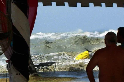 MALAYSIA-QUAKE-TSUNAMI(MALAYSIA OUT) This photograph taken by tourist Eric Skitzi shows a tsunami wave hitting the beach of Batu Ferringhi on Penang island, Malaysia, 26 December 2004. The tsunami, which killed some 65 people in Malaysia, also slammed into the coastline of Thailand killing at least 1,600 people there following a massive 9.0 magnitude earthquake off the coast of Indonesia's Sumatra island.      MALAYSIA OUT    AFP PHOTO (Photo by AFP)Editoria: DISLocal: PenangIndexador: -Secao: earthquakeFonte: AFPFotógrafo: STR<!-- NICAID(15937069) -->