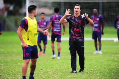 CAXIAS DO SUL, RS, BRASIL, 24/04/2025. Primeiro treino do novo técnico do Caxias, Júnior Rocha,  no CT Baixada Rubra Vanderlei Bersaghi. A SER Caxias está disputando a série C do Campeonato Brasileiro 2025. (Porthus Junior/Agência RBS)<!-- NICAID(16023740) -->