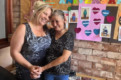 Até então voltada a crianças e adolescentes, iniciativa contemplará pessoas que vivem em instituições de Longa Permanência para Idosos. Na foto a madrinha Cristiane Petry, 50 e a apadrinhada Cleusa Ferreira, 64<!-- NICAID(16219160) -->