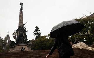 PORTO ALEGRE, RS, BRASIL, 17-07-2025: Clima em Porto Alegre. Frente fria se aproxima e provoca chuva na capital. Foto: Jonathan Heckler/Agência RBS<!-- NICAID(16082242) -->
