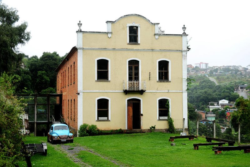 CAXIAS DO SUL, RS, BRASIL, 03/04/2018. Moinho da Cascata, sede do grupo Ueba, para matéria do Almanaque. A ideia é, além de falar do ciclo gratuito de teatro que eles estão abrindo, mostrar o lugar, um casarão tombado pelo patrimônio histórico. (Diogo Sallaberry/Agência RBS)<!-- NICAID(13485307) -->