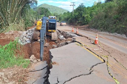 Reconstrução da Estrada do Vinho, em Caxias do Sul<!-- NICAID(15761444) -->