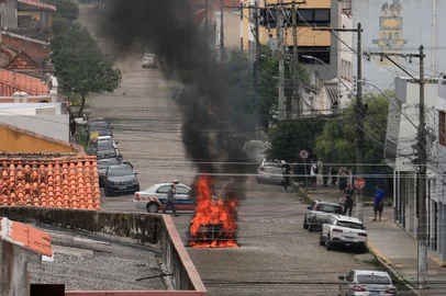 Carro pega fogo<!-- NICAID(16186837) -->