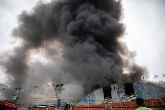 Um incêndio de grandes proporções atinge um depósito de uma indústria de Canoas, na Região Metropolitana, na tarde desta quarta-feira (6). Equipes do corpo de Bombeiros atendem a ocorrência na Rua Aurora, bairro Marechal Rondon. Conforme informações iniciais, o local armazena materiais em papelão e plástico. Ainda não há relato de feridos.Fotógrafo: Camila Hermes<!-- NICAID(15618365) -->