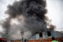Um incêndio de grandes proporções atinge um depósito de uma indústria de Canoas, na Região Metropolitana, na tarde desta quarta-feira (6). Equipes do corpo de Bombeiros atendem a ocorrência na Rua Aurora, bairro Marechal Rondon. Conforme informações iniciais, o local armazena materiais em papelão e plástico. Ainda não há relato de feridos.Fotógrafo: Camila Hermes<!-- NICAID(15618365) -->