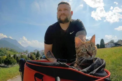 O ex-jogador de rugby Dean Nicholson, 33 anos, e a gata Nala viajam ao redor do mundo. A dupla já esteve em mais de 18 países.<!-- NICAID(15243998) -->