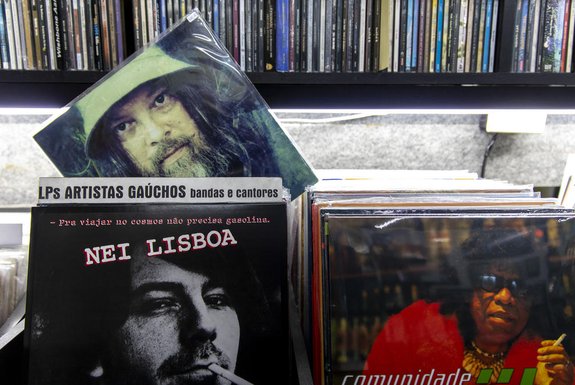 PORTO ALEGRE, RS, BRASIL, 17.04.2024: Lancamentos e relancamentos recentes de artistas gauchos em disco de vinil. Foto: Camila Hermes/Agencia RBS<!-- NICAID(15737786) -->