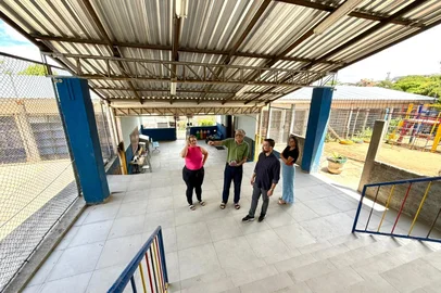 O ano letivo que começa em Porto Alegre na próxima quarta-feira (18) terá o acréscimo de duas escolas na rede municipal, que totalizará 102 instituições. Até então pertencentes ao Estado, a Escola Espírito Santo, no bairro Glória, e a Escola Evaristo Gonçalves Netto, no Jardim Carvalho, foram municipalizadas e vão ofertar turno integral para estudantes dos anos iniciais do Ensino Fundamental (do 1º ao 5º ano).Nesta sexta-feira (13), o secretário de Educação, Leonardo Pascoal, foi pessoalmente às escolas para conversar com as direções e professores e combinar os detalhes finais para a retomada das aulas. Antes, técnicos da Secretaria da Educação já haviam feito visitas para levantamento das necessidades estruturais, pedagógicas e de pessoal.<!-- NICAID(16225136) -->