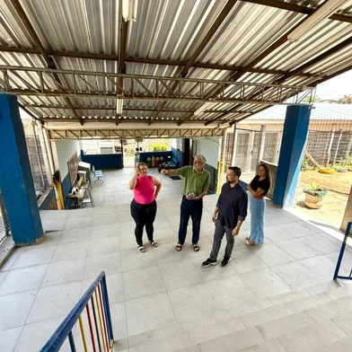 O ano letivo que começa em Porto Alegre na próxima quarta-feira (18) terá o acréscimo de duas escolas na rede municipal, que totalizará 102 instituições. Até então pertencentes ao Estado, a Escola Espírito Santo, no bairro Glória, e a Escola Evaristo Gonçalves Netto, no Jardim Carvalho, foram municipalizadas e vão ofertar turno integral para estudantes dos anos iniciais do Ensino Fundamental (do 1º ao 5º ano).Nesta sexta-feira (13), o secretário de Educação, Leonardo Pascoal, foi pessoalmente às escolas para conversar com as direções e professores e combinar os detalhes finais para a retomada das aulas. Antes, técnicos da Secretaria da Educação já haviam feito visitas para levantamento das necessidades estruturais, pedagógicas e de pessoal.<!-- NICAID(16225136) -->