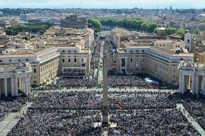 A photograph taken from St Peter Basilica shows a general view of St Peter's Square during the funeral of late Pope Francis, with the Vatican obelisk in the middle and Via della Conciliazione in the background at the Vatican, on April 26, 2025. (Photo by Alberto PIZZOLI / AFP)Editoria: RELLocal: Vatican CityIndexador: ALBERTO PIZZOLISecao: popeFonte: AFPFotógrafo: STF<!-- NICAID(16024968) -->