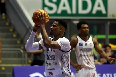 CAXIAS DO SUL, RS, BRASIL, 23/10/2024. Caxias do Sul Basquete x União Corinthians, jogo válido pela terceira rodada do Novo Basquete Brasil - NBB 2024/2025 - realizado no ginásio do Sesi. (Porthus Junior/Agência RBS)<!-- NICAID(15897745) -->