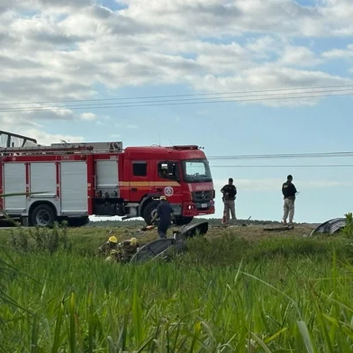 Um acidente envolvendo um ônibus e dois automóveis causou uma morte na BR-290, em Charqueadas, na Região Carbonífera. A colisão aconteceu por volta das 6h30min desta quarta-feira (12), no quilômetro 127 da rodovia, próximo ao acesso à RS-401.<!-- NICAID(15993724) -->